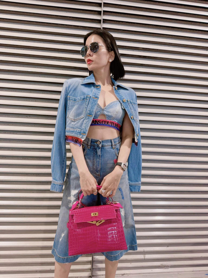 Một chiếc túi màu hồng xinh xắn khác cũng đắt đỏ không kém mà Lệ Quyên sở hữu chính là Hermès Kelly Crocodile có giá 930 triệu đồng.