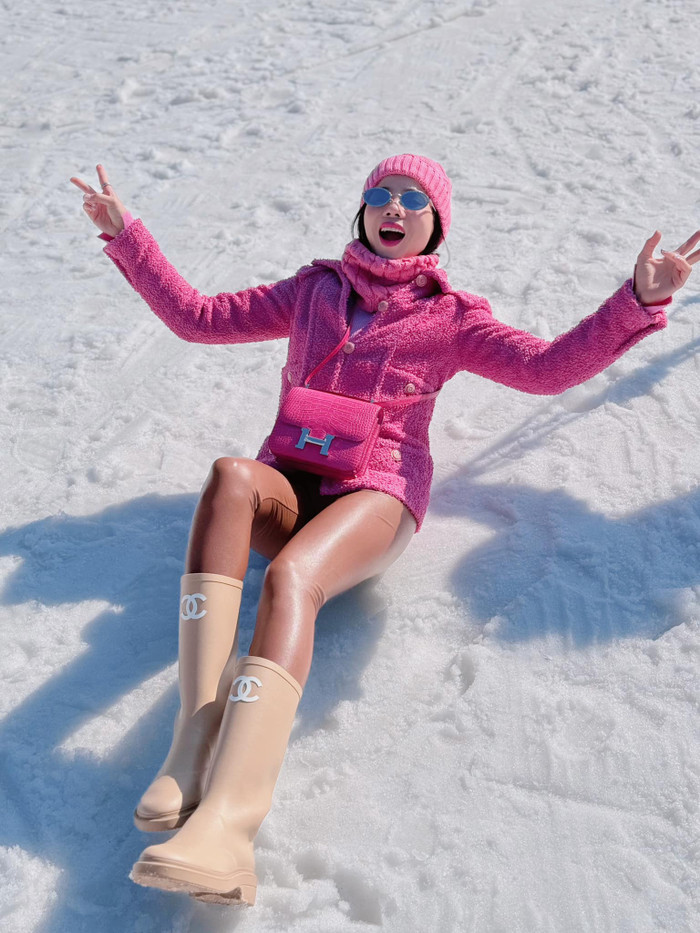  Trong chuyến du lịch Hàn Quốc, Lệ Quyên đã gây trầm trồ khi diện chiếc túi Hermès Constance màu hồng đầy nữ tính có giá trị hơn 912 triệu đồng.