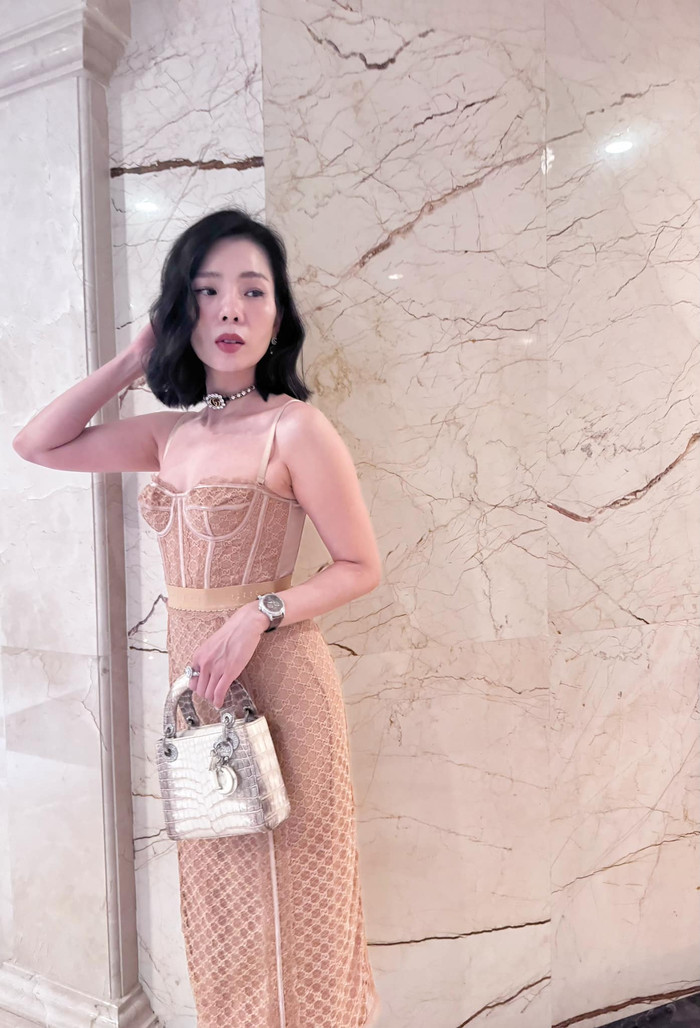 Lệ Quyên dạo phố sương sương với chiếc túi Lady Dior Himalayan Crocodile có giá khoảng 900 triệu đồng.