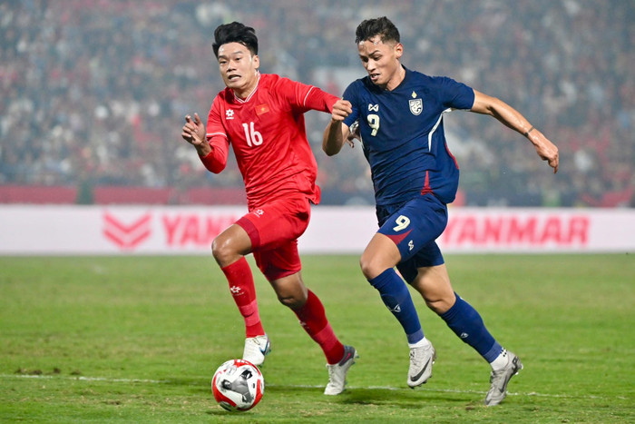 HLV Kim Sang Sik tuyên bố tuyển Việt Nam phải quên ngay chiến thắng lượt đi và có mục tiêu hạ Thái Lan vào tối 5/1. Ảnh: FAT