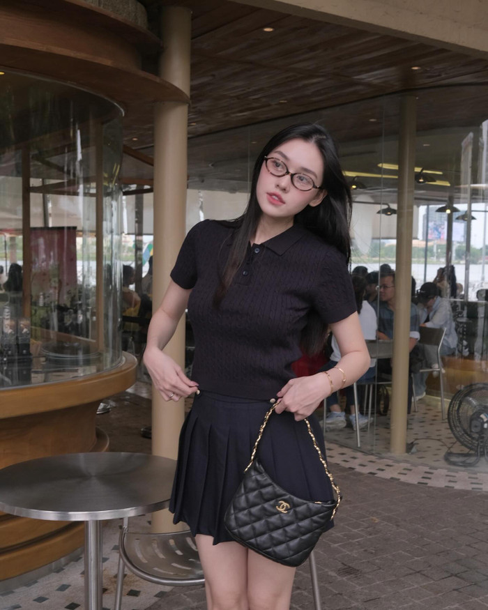 Trong một lần xuống phố dạo chơi, Á hậu Tường San diện bản phối thời trang theo tông màu đen chủ đạo. Nàng hậu kết hợp mẫu áo thun tay ngắn cùng chân váy xếp ly, khoe khéo đôi chân dài nuột nà. Để tăng thêm phần sang chảnh, Á hậu Tường San phối cùng mẫu túi kẹp nách, chất liệu da lỳ có mức giá bán khoảng 145 triệu đồng. (Ảnh: FBNV)