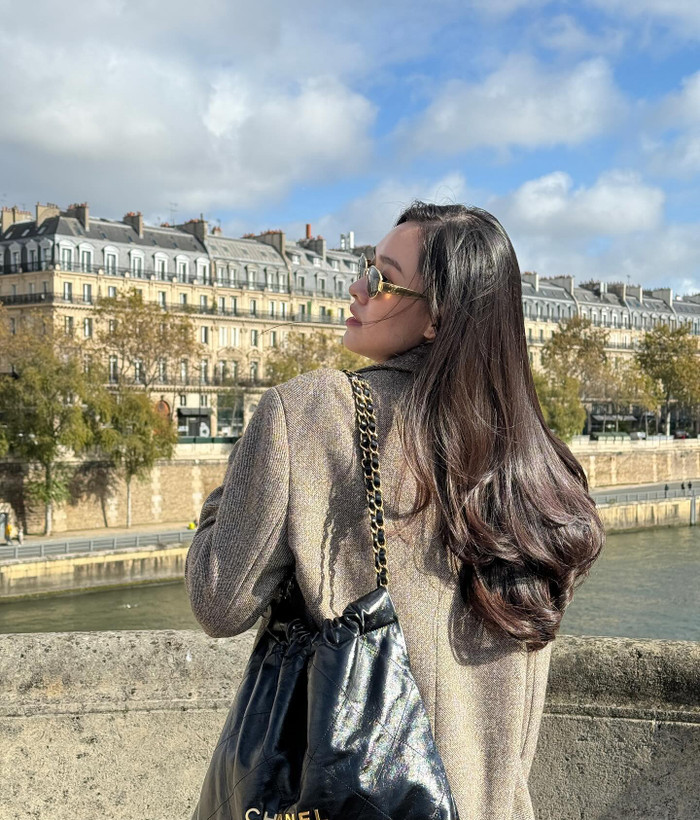 Không giới hạn bản thân trong những dáng túi nắp gập classic, Á hậu Tường San còn đầu tư vào các thiết kế rút dây thời thượng, mang tinh thần phóng khoáng, năng động. Á hậu Tường San chi khoảng 161 triệu đồng để mua một mẫu túi mang form dáng này của thương hiệu có Jennie (BLACKPINK) làm đại sứ toàn cầu. (Ảnh: FBNV)