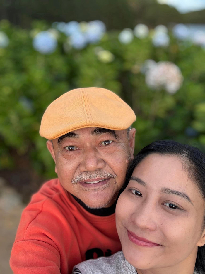 NSND Việt Anh chụp ảnh với bạn gái 9x. Ảnh: FBNV