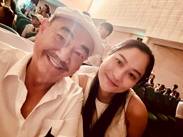 Với tư cách là quản lý, bạn gái trẻ tuổi luôn theo sát mọi lịch trình công việc của NSND Việt Anh. Ảnh: FBNV