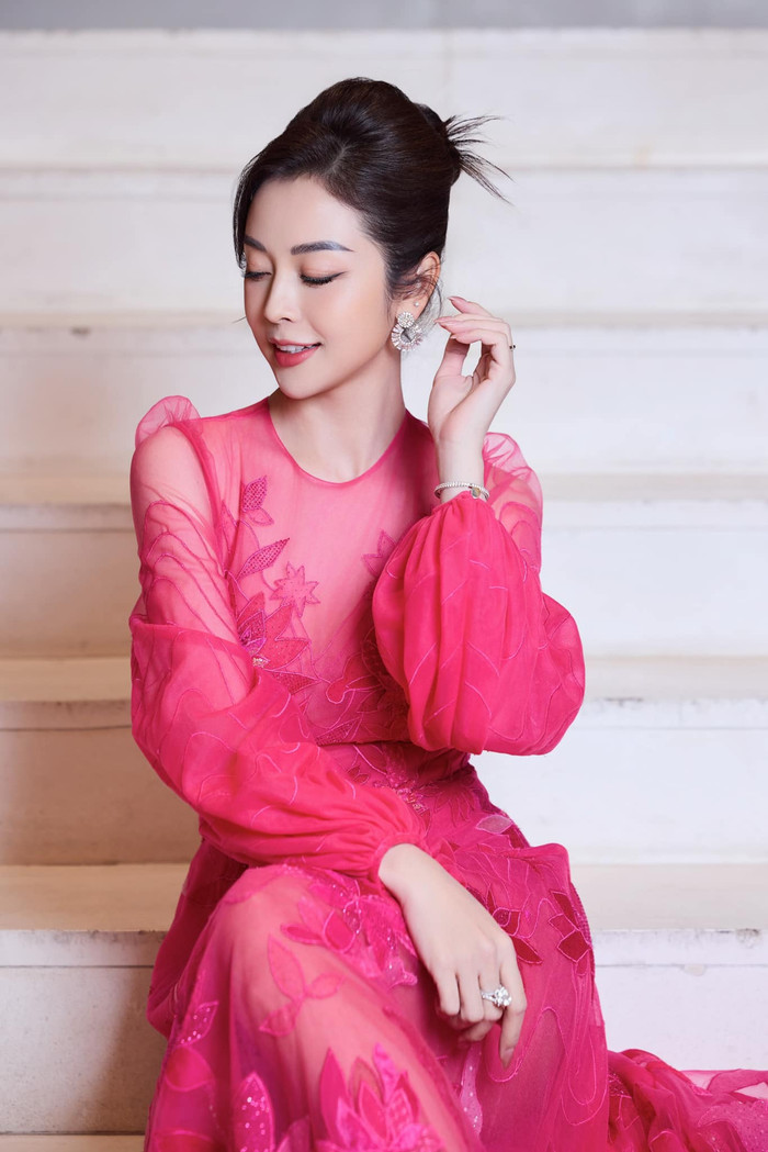 Jennifer Phạm khoe nhan sắc điểm 10. Ảnh: FBNV