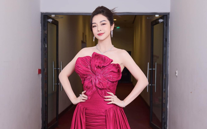 Mẹ 4 con Jennifer Phạm khoe vai trần quyến rũ Ảnh 2