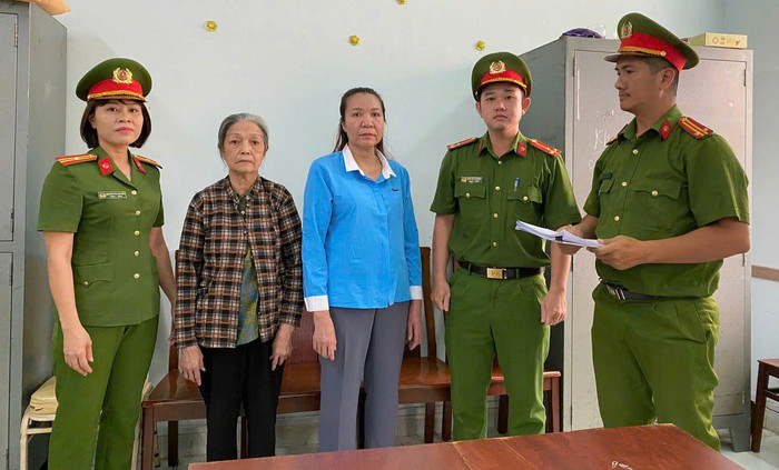 Bà Hương (áo xanh) và bà Nhanh (áo caro) tại cơ quan công an