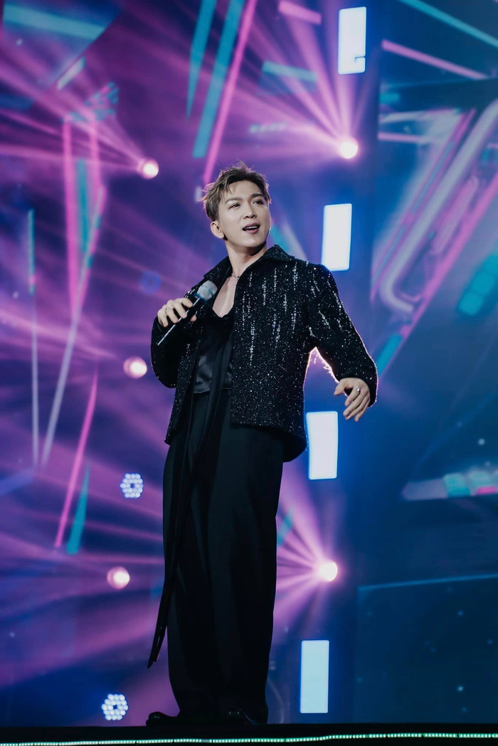 Nam ca sĩ Tăng Phúc nổi bật trên sân khấu. Ảnh: FBNV