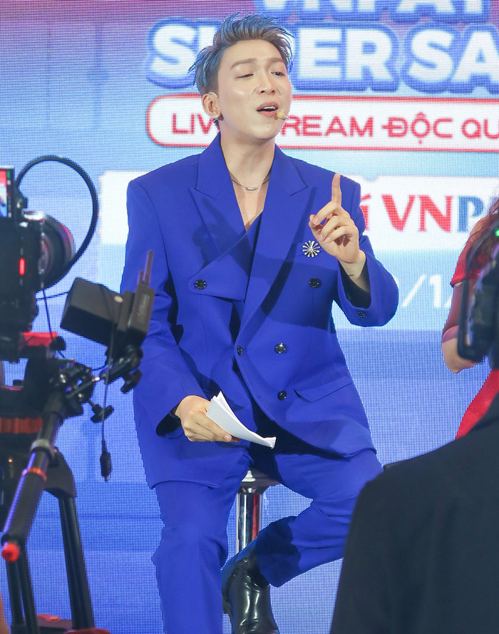 Hình ảnh nam ca sĩ Tăng Phúc làm streamer khiến dân tình thích thú. Diện mạo điển trai của anh chàng vẫn nhận được nhiều lời khen từ netizen.