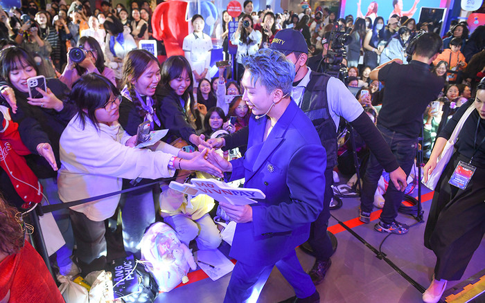 Nam ca sĩ nổi tiếng Vbiz bị bắt gặp đi làm streamer, diện mạo gây chú ý Ảnh 2