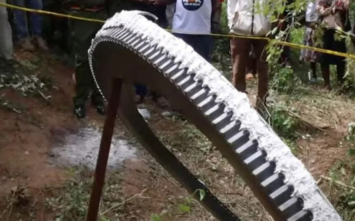 Vật thể nặng 500kg rơi từ trên trời xuống một ngôi làng, người dân sửng sốt Ảnh 2