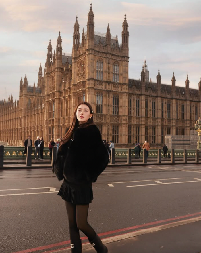 Á hậu Tường San diện đồ sang chảnh, tự tin thả dáng trên đường phố tại Anh. (Ảnh: FBNV)