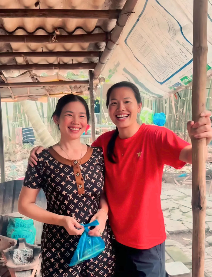 Ánh Viên về với mẹ. Ảnh: Nguyễn Thị Ánh Viên