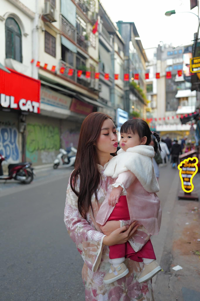 Đỗ Mỹ Linh xuất hiện với vẻ đẹp nền nã trong bộ áo dài truyền thống gam màu pastel nhã nhặn, kết hợp họa tiết hoa lá thêu tinh xảo, tôn lên nét thanh lịch và đậm chất 'phu nhân hào môn'. Lựa chọn trang phục truyền thống của nàng hậu vừa phù hợp không khí Tết, vừa thể hiện sự tôn vinh văn hóa Việt Nam. Cô khéo léo trang điểm nhẹ nhàng, giữ nguyên vẻ đẹp tự nhiên nhưng không kém phần rạng rỡ. Bên cạnh đó, mái tóc xõa thẳng suôn mượt càng làm nổi bật phong thái dịu dàng, đằm thắm của Đỗ Mỹ Linh.