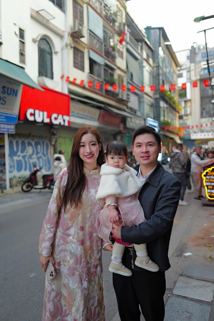 Đầu xuân năm mới, Hoa hậu Đỗ Mỹ Linh cùng chồng – doanh nhân Đỗ Vinh Quang, đã chia sẻ loạt khoảnh khắc gia đình ngập tràn hạnh phúc, thu hút sự chú ý của đông đảo người hâm mộ. Đây là dịp Tết đầu tiên, nàng hậu công khai dung mạo cận của con gái nhỏ. 