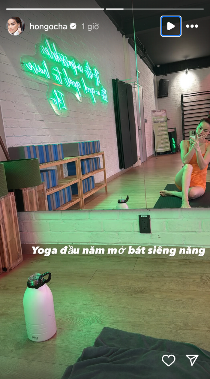 Hồ Ngọc Hà chăm chỉ tập yoga ngay những ngày đầu năm mới. (Ảnh chụp màn hình)