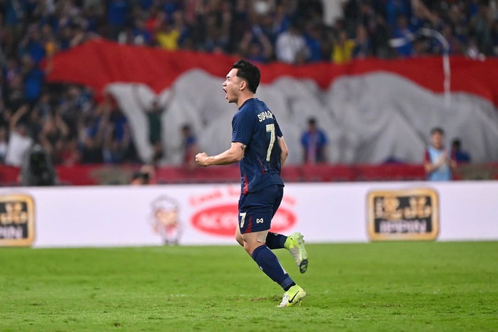 Tiền đạo Supachok được cổ động viên Thái Lan hết lòng bênh vực. Ảnh: IGNV