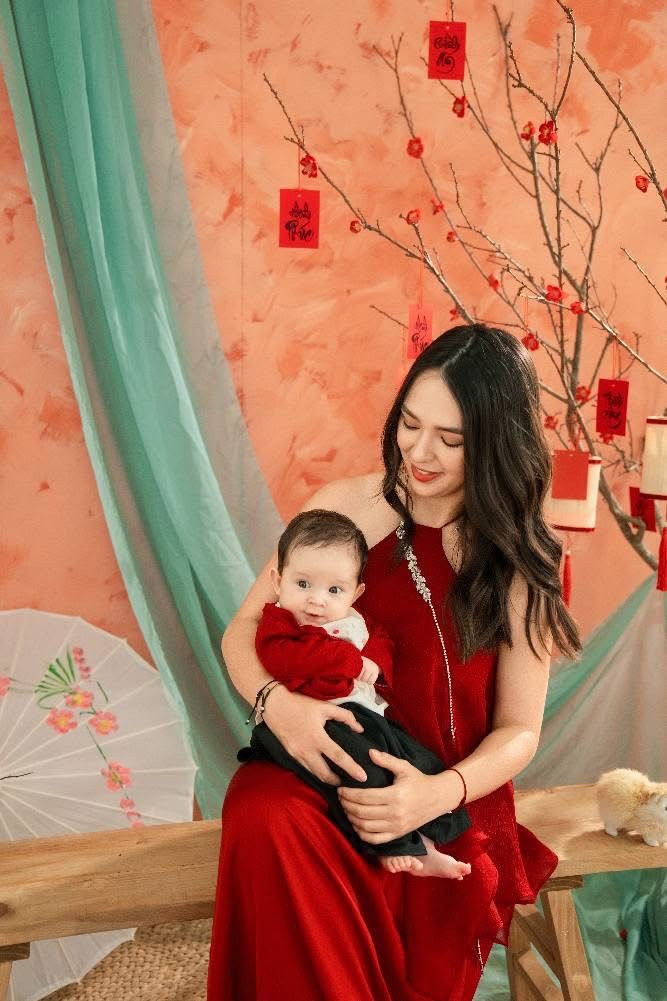 Vợ Nguyễn Filip ghi điểm với nhan sắc ngọt ngào, nền nã. (Ảnh: FBNV)