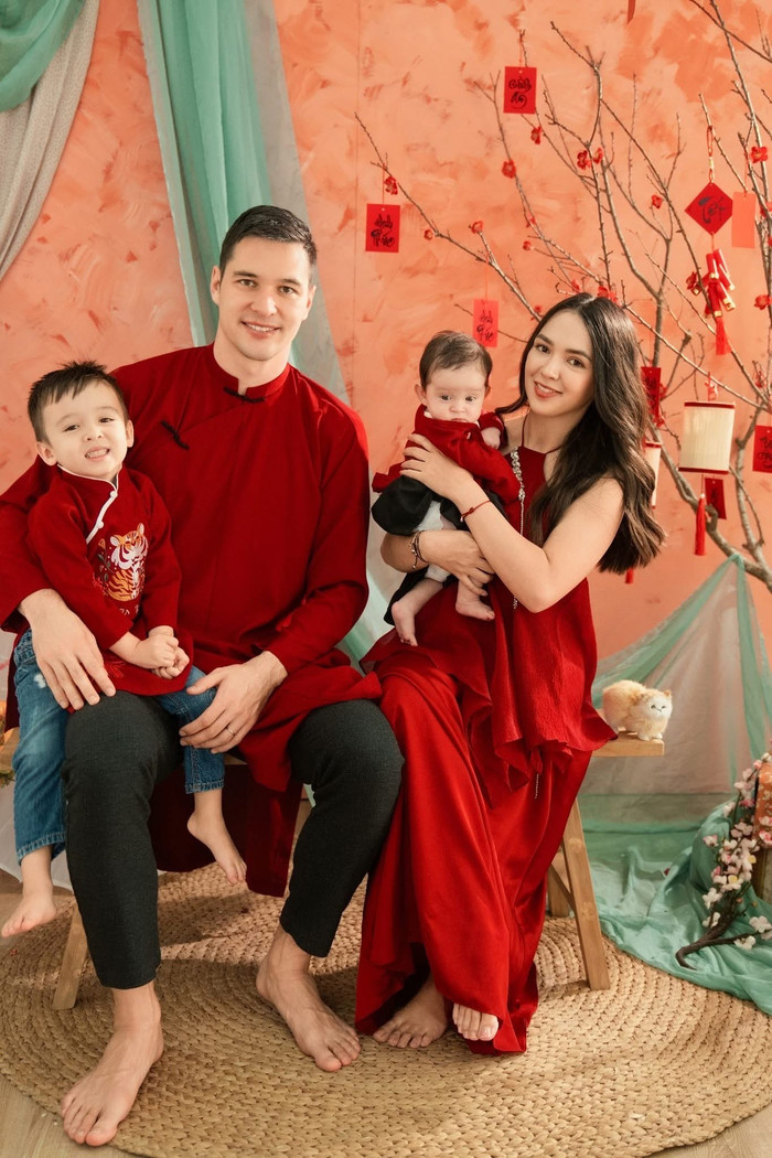Gia đình Nguyễn Filip diện áo dài đỏ đồng điệu trong ngày đầu năm mới. (Ạn: FBNV)