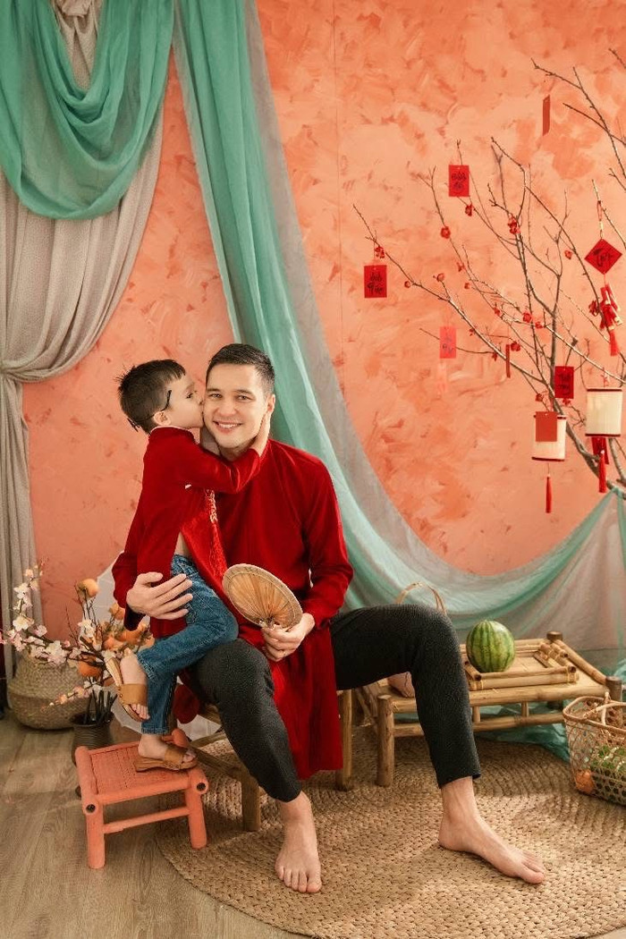 Công chúng trầm trồ trước diện mạo thu hút của từng thành viên trong gia đình Nguyễn Filip. (Ảnh: FBNV)