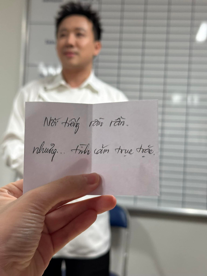 Uyển Ân 'điếng người' khi nhận được lời chúc của anh trai Trấn Thành. (Ảnh: FBNV)