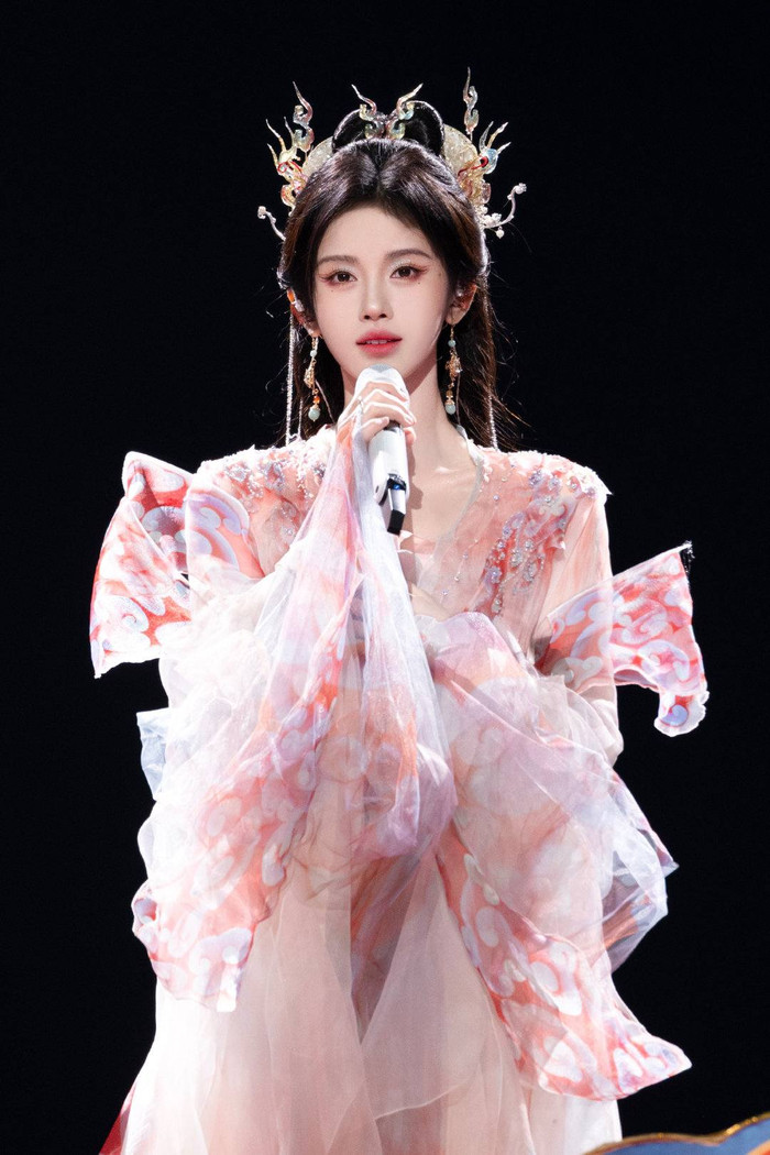 Cúc Tịnh Y khoe 'visual' sáng bừng trong bộ trang phục cổ trang màu hồng phấn, phần thân váy được đính kết từ nhiều lớp vải tạo cảm giác nhẹ nhàng, thướt tha. Nữ diễn viên trang điểm theo tone màu hồng - xanh, kết hợp nhũ mắt lấp lánh.