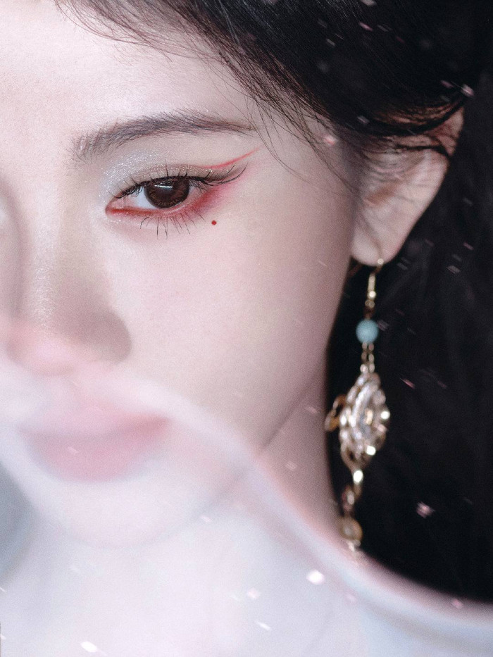 Ở các góc máy cận, Cúc Tịnh Y khoe khéo ngũ quan gương mặt hài hoà, làn da sáng cùng sống mũi cao thanh tú. Phụ kiện hoa tai bản lớn giúp gương mặt mỹ nhân 9X thêm phần bừng sáng.