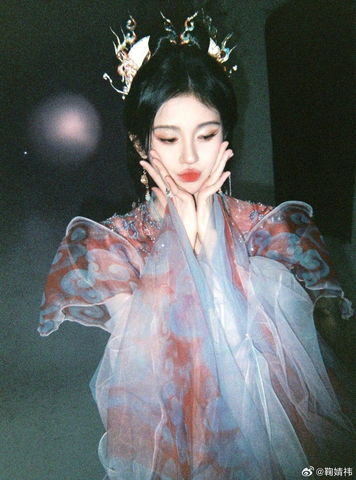 Tạo hình mới của Cúc Tịnh Y nhận cơn mưa lời khen từ cư dân mạng. Bộ ảnh mới do studio chia sẻ cũng nhận lượt tương tác cao. Nhiều khán giả khuyên cô nên nhận ngay một bộ tiên hiệp cổ trang bởi 'visual' cực phẩm của mình. 