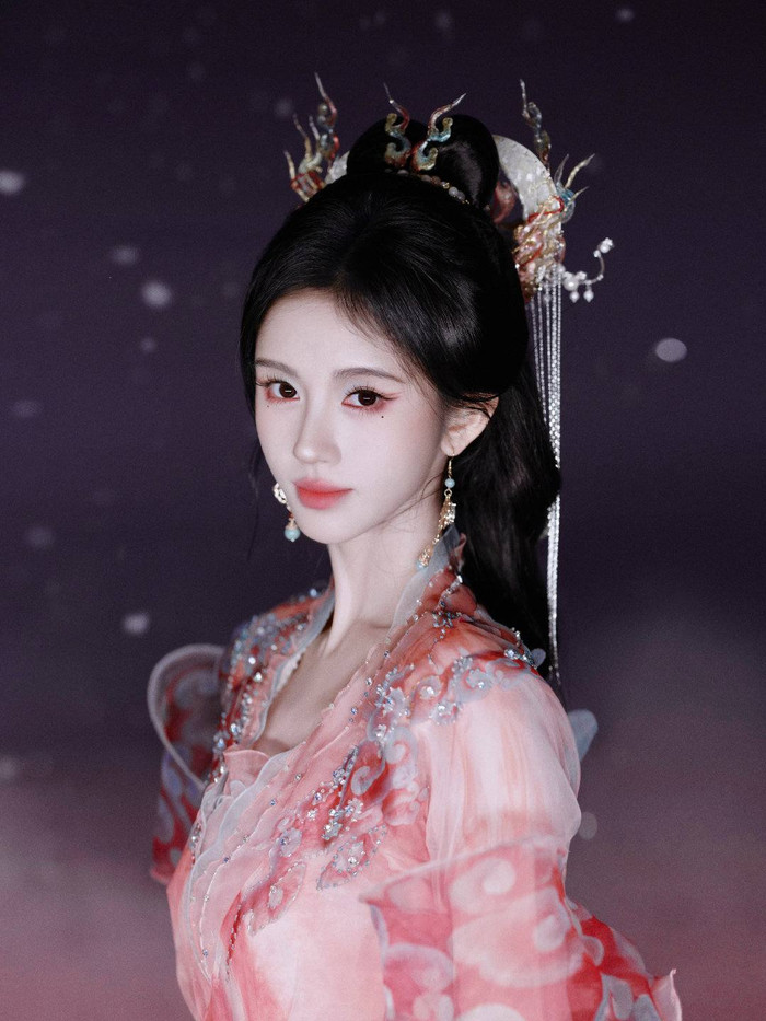 Tạo hình mới của Cúc Tịnh Y gợi nhớ đến các nhân vật mà cô từng đảm nhiệm trong các dự án cổ trang trước đó như Hoa Nhung, Tiên Kiếm Kỳ Hiệp 4... Cúc Tịnh Y cũng đặc biệt thực hiện một bộ ảnh chỉn chu trong studio với tạo hình đẹp mắt này.