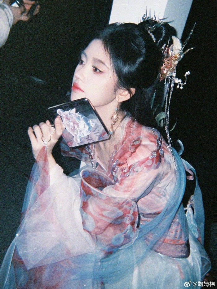 Cúc Tịnh Y sinh năm 1994 tại Tứ Xuyên, Trung Quốc, được mệnh danh là 'mỹ nhân 4000 năm có một' tại Cbiz. Nữ diễn viên sở hữu siêu thoại với lượng người theo dõi đông đảo. Những bộ phim ăn khách có sự tham gia của Cúc Tịnh Y có thể kể đến như: Vân Tịch Truyện, Thư Sinh Xinh Đẹp, Như Ý Phương Phi, Tiên Kiếm Kỳ Hiệp 4, Hoa Nhung... Bên cạnh truyền hình, Cúc Tịnh Y còn làm khách mời cho một số dự án điện ảnh để học hỏi thêm kinh nghiệm diễn xuất.