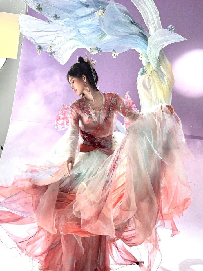 Ê-kíp Cúc Tịnh Y còn kết hợp thêm nhiều dải lụa cùng màu với trang phục, để tổng thể trở nên bay bổng. Nữ diễn viên 'thả dáng' chuyên nghiệp, khoe khí chất ấn tượng, được netizen ví như tiên nữ hạ phàm.