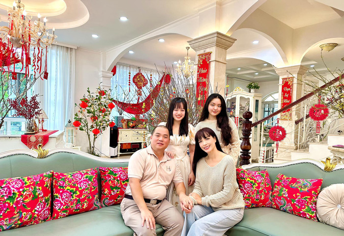 Thúy Hạnh có cuộc sống bình yên, hạnh phúc bên nhạc sĩ Minh Khang và hai con gái. 