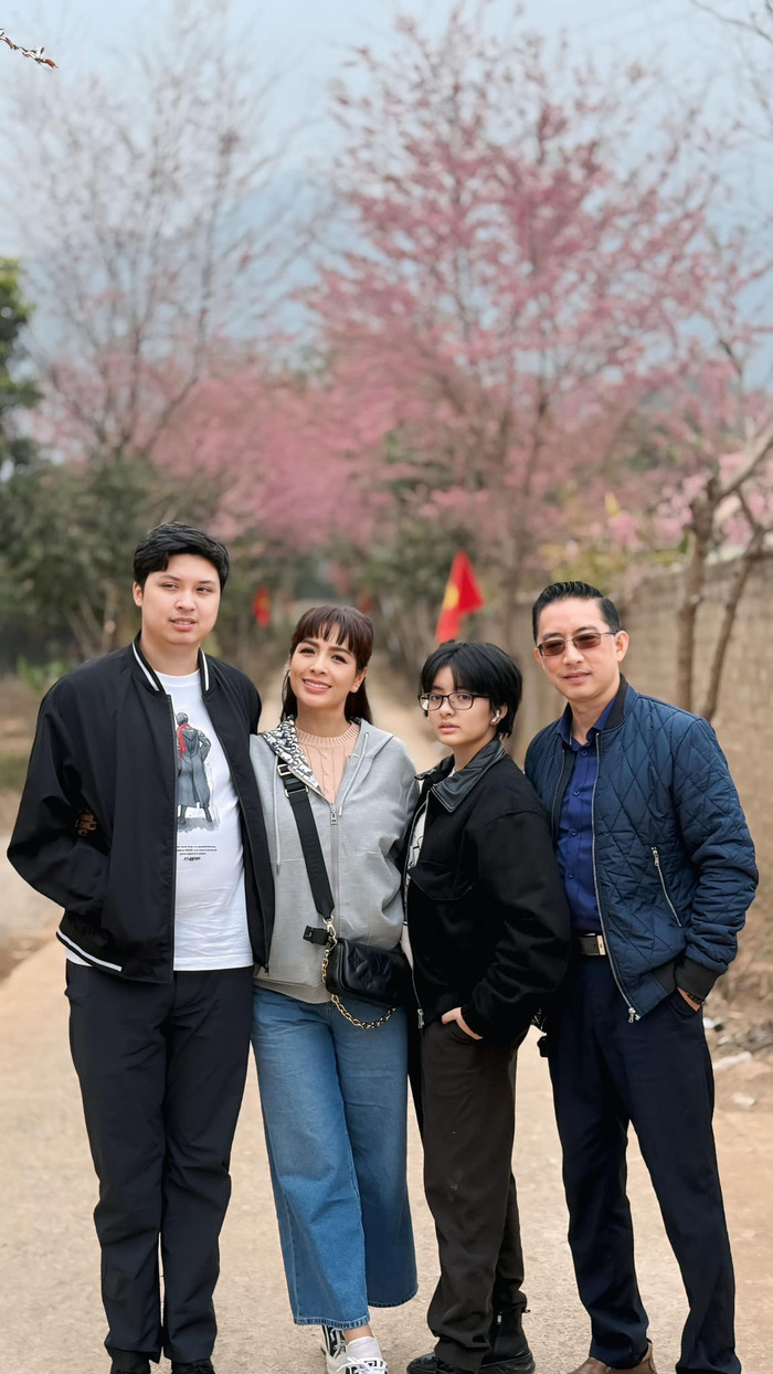 Tổ ấm hạnh phúc của Thúy Hằng bên chồng và hai con. 