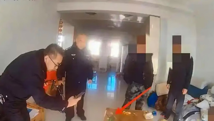 Bị mắng vì bài tập về nhà, cậu bé tố cáo bí mật của bố với cảnh sát Ảnh 2