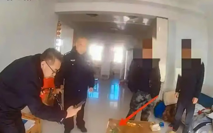 Bị mắng vì bài tập về nhà, cậu bé tố cáo bí mật của bố với cảnh sát Ảnh 2