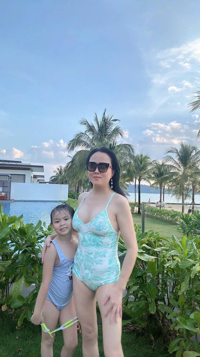 Doanh nhân Phượng Chanel cùng con gái Sumi cười rạng rỡ trong chuyến du lịch. (Ảnh: FBNV)
