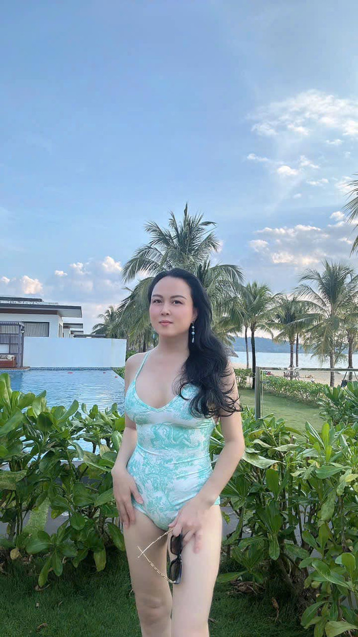 Phượng Chanel mặc áo tắm khoe vòng một căng tràn cùng vòng eo thon gọn. (Ảnh: FBNV)
