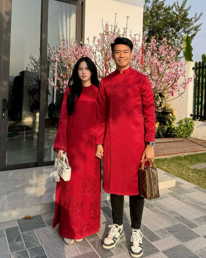 Tố Uyên và Thành Chung 'dính như sam', không rời nhau nửa bước. Cả hai còn liên tục trao nhau những cử chỉ 'ngọt như đường' khiến công chúng xuýt xoa ghen tị. Trong khung ảnh trên, Tố Uyên và Thành Chung nắm chặt tay, rạng rỡ tạo dáng trước ống kính máy ảnh. (Ảnh: FBNV)