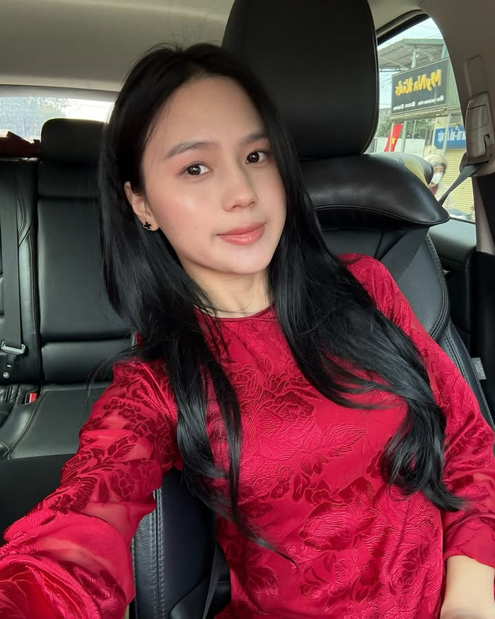 Vợ Thành Chung nhận được nhiều lời khen ngợi với nhan sắc ngọt ngào và nền nã. Nàng WAG ghi điểm với đường nét gương mặt mềm mại, làn da trắng sáng, không chút điểm trừ. Nhiều người còn nhận xét sắc vóc của vợ Thành Chung chẳng thua kém thí sinh của các cuộc thi hoa hậu. (Ảnh: FBNV)