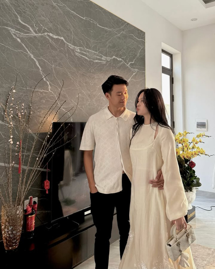 Không những vậy, vợ Thành Chung còn toát lên khí chất và thần thái của một 'phú bà'. Cô phối áo dài cùng chiếc túi xách đắt đỏ, đến từ thương hiệu có Jisoo làm đại sứ toàn cầu. Món phụ kiện này được bán với mức giá dao động từ 100 - 145 triệu đồng tùy thuộc vào kích thước. (Ảnh: FBNV)