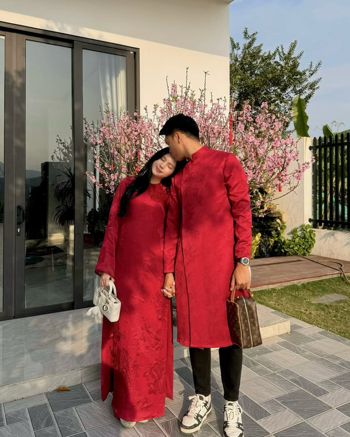 Thành Chung cũng mang mẫu túi xách hàng hiệu có mức giá gần 30 triệu đồng. (Ảnh: FBNV)