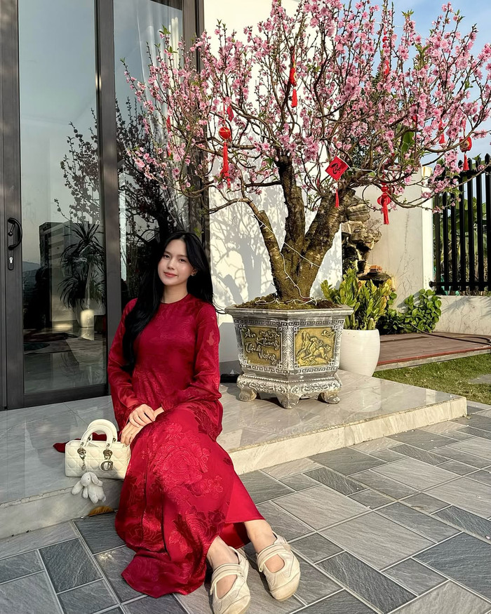 Khép lại mùng 1 và mùng 2 Tết Nguyên Đán 2025, Tố Uyên - vợ trung vệ Thành Chung liên tục 'chiêu đãi' người hâm mộ những hình ảnh 'mật ngọt' cùng chồng. Những khoảnh khắc này đều thu về hàng nghìn lượt yêu thích, minh chứng cho sức hút không phải dạng vừa của đôi vợ chồng này. (Ảnh: FBNV)