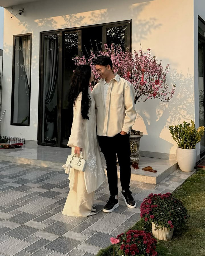 Ở một số khoảnh khắc, Tố Uyên và Thành Chung còn mặt kề mặt, nhìn nhau say đắm. Gần 3 năm kết hôn, gia đình đón thêm con đầu lòng nhưng chuyện tình của cặp đôi đình đám này vẫn mặn nồng như thuở mới yêu. (Ảnh: FBNV)