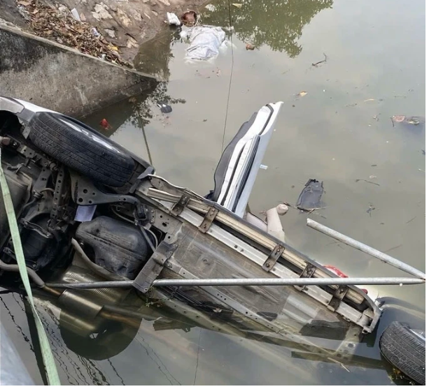 Chiếc ô tô 7 chỗ gặp nạn khiến 7 người cùng gia đình tử vong