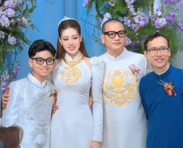 Hoa hậu Khánh Vân gần gũi, yêu mến con trai chồng. (Ảnh Sưu tầm)