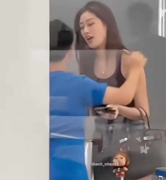 Cựu Hoa hậu Hoàn vũ Việt Nam thoải mái vui đùa, ôm chặt con trai riêng của chồng. (Ảnh Thanh_nhan52)