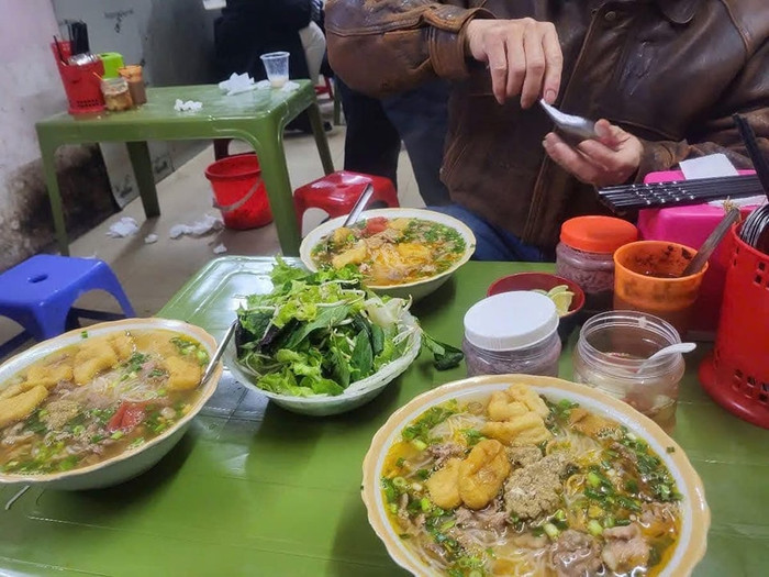 Hình ảnh 3 bát bún riêu giá 1.2 triệu đồng được cô gái đăng lên mạng xã hội.