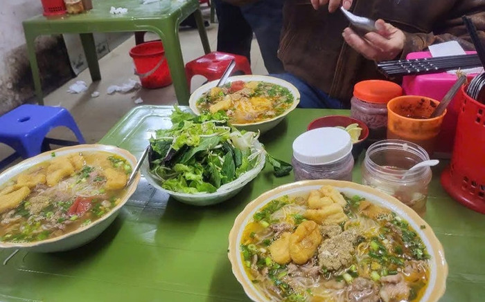 Bị khách tố bán 3 bát bún riêu ngày Tết giá 1.2 triệu đồng, quán bún Hà Nội giải thích 'do hiểu lầm' Ảnh 2