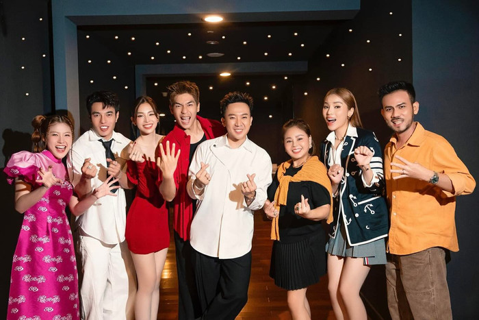 Tối mùng 1 Tết, Hoa hậu Tiểu Vy tất bật tham gia chuyến cine tour cùng đoàn phim Bộ tứ báo thủ. (Ảnh: FBNV)