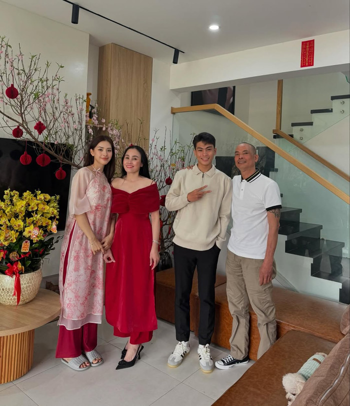 Sáng mùng 1 Tết Nguyên Đán 2025, Hoa hậu Tiểu Vy tranh thủ quây quần bên gia đình. (Ảnh: FBNV)